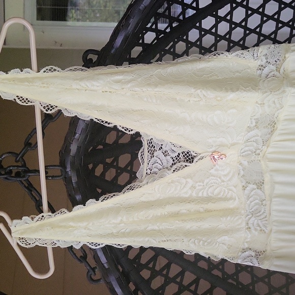Light Yellow Long V-neck Lace Panel Nightgown - Picture 7 of 11